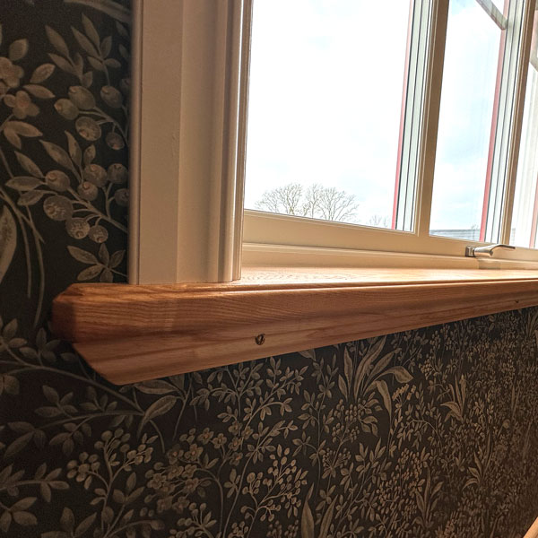 Platsbyggd fönsterbräda i ek