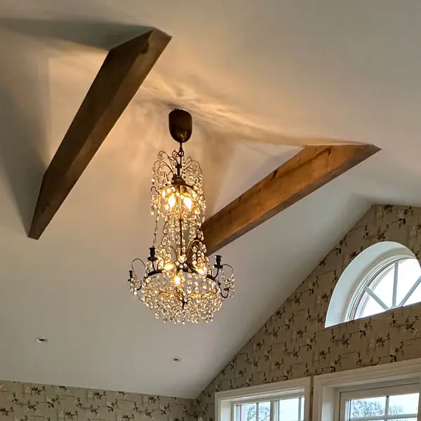 Färdigt innertak med synliga bjälkar