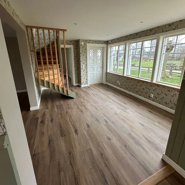 Trägolv och trappa i ek, tapetserat och målat. Vackra fönster och dörrar