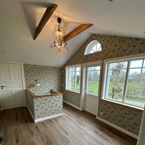 Trevlig sällskapsyta på andra våning, synliga takbjälkar, nya fönster och fönsterdörr,