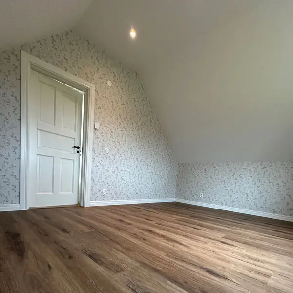 Sovrum med snedtak, vindsvåning renoverat och klart för inflyttning