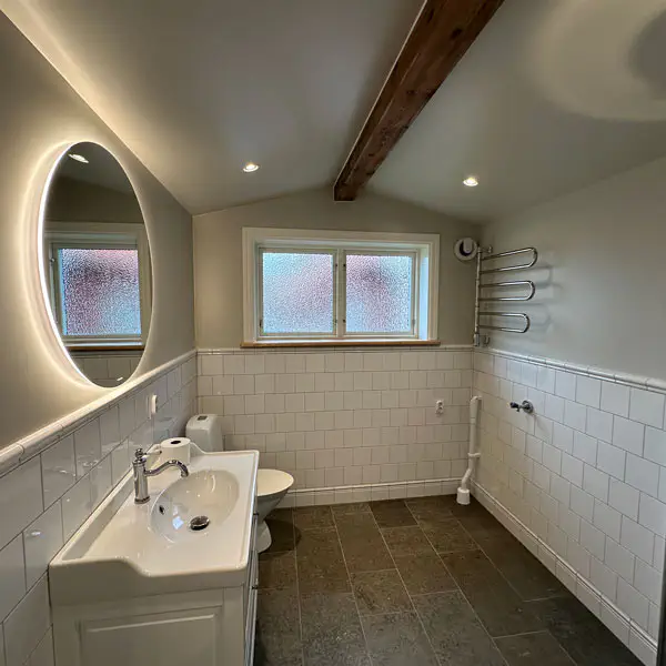 Renoverat badrum med halvkaklade väggar