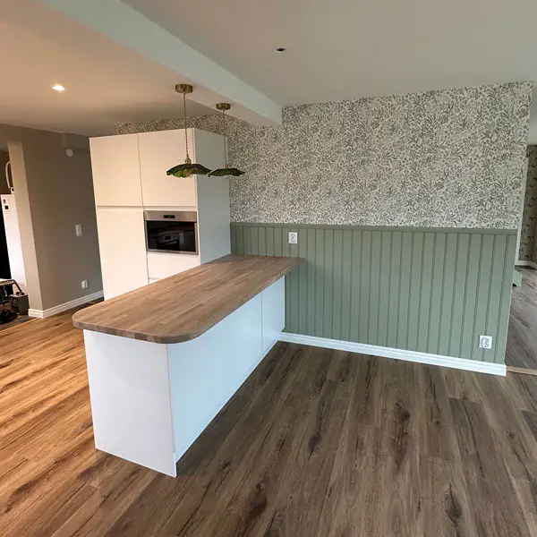 Kök i lantlig stil. Fristående arbetsbänk.