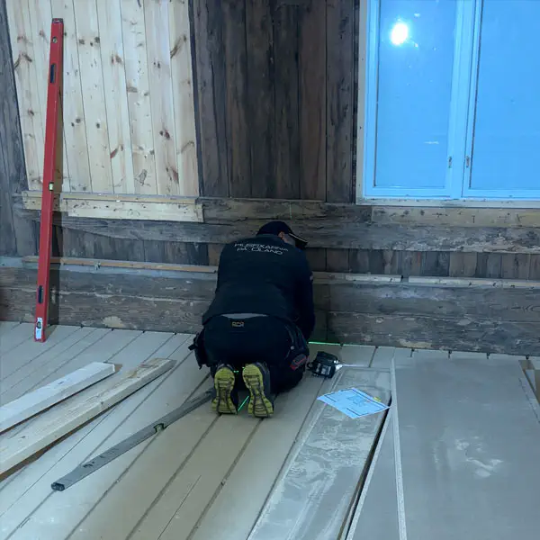 Detalj fasad med fönster och belysning