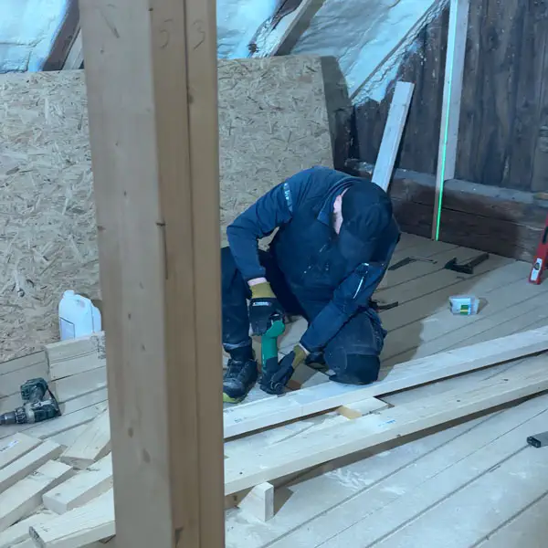 Baksida med altan och entretrappor