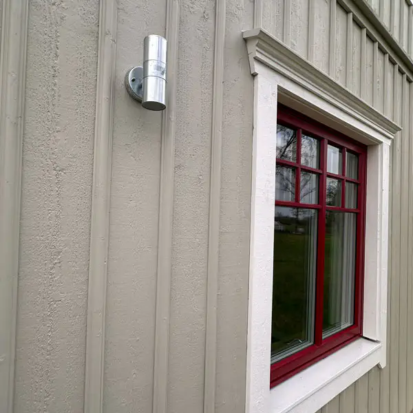 Detalj fasad med fönster och belysning