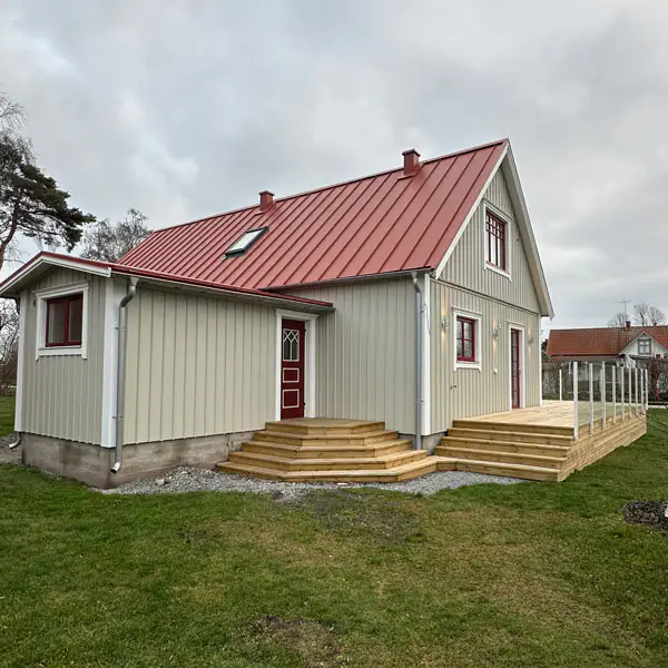 Baksida med altan och entretrappor