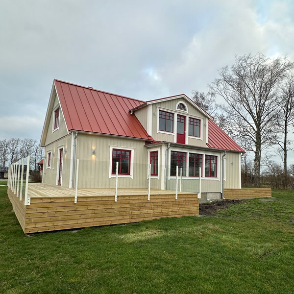 Vackert totalrenoverat hus på Öland Altan med glasräcke.