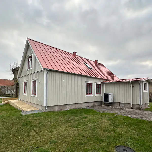 Villa exteriörbild totalrenoverad villa Öland Löttorp