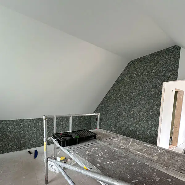 Ytskikt vindsvåning tapetsering målning spackling